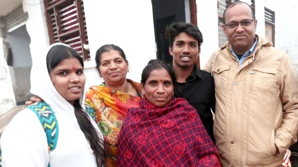 Naresh Paras with Neetu Kumari and her children