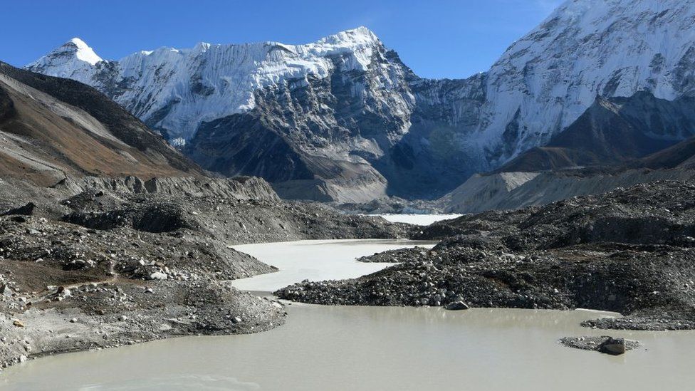 Таяние ледников привело к вздутию таких озер, как ледниковое озеро Имья в Сепале
