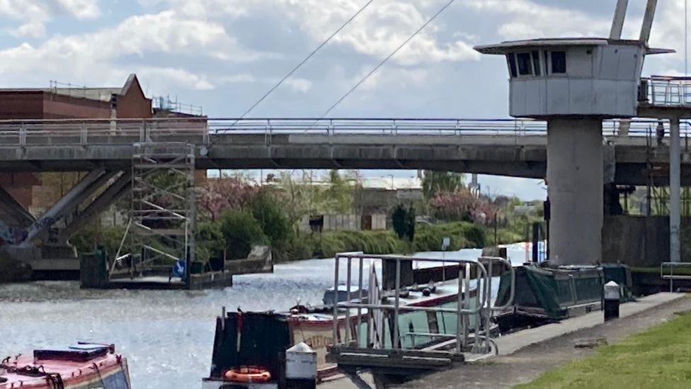 Gloucester High Orchard Bridge repairs causes boat crew problems - BBC News