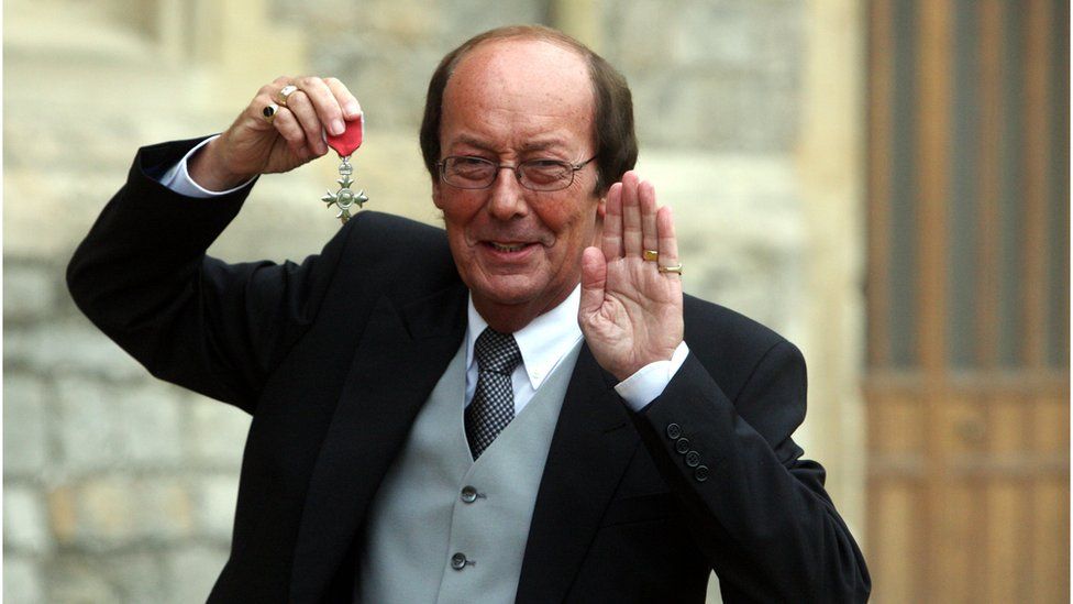 Fred Dinenage Presents Last Itv News Show After 38 Years Bbc News 