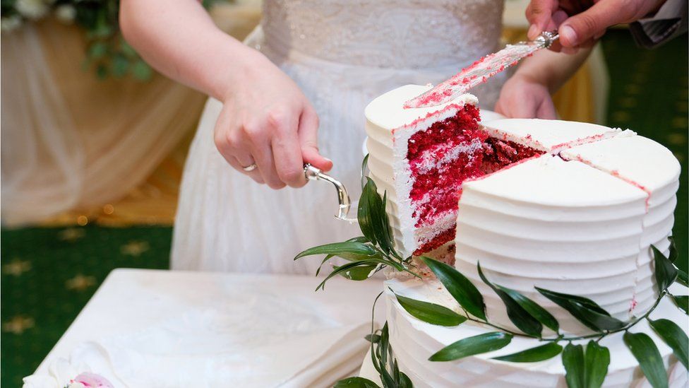 Изображение разрезаемого свадебного торта