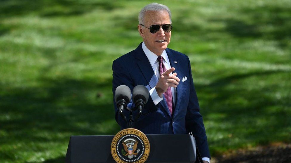 Joe Biden parle aux journalistes des exigences des masques CDC