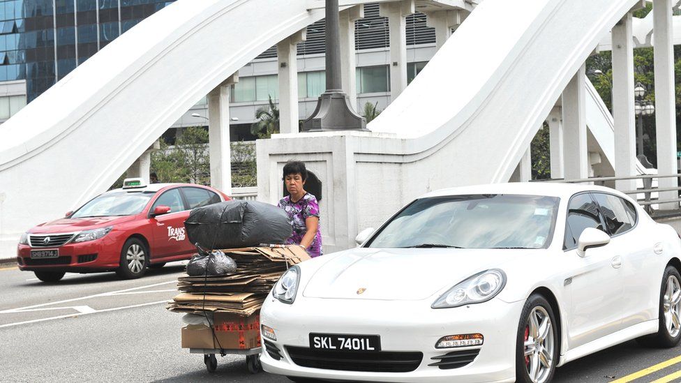 Женщина сборщик мусора спортивный автомобиль Сингапур