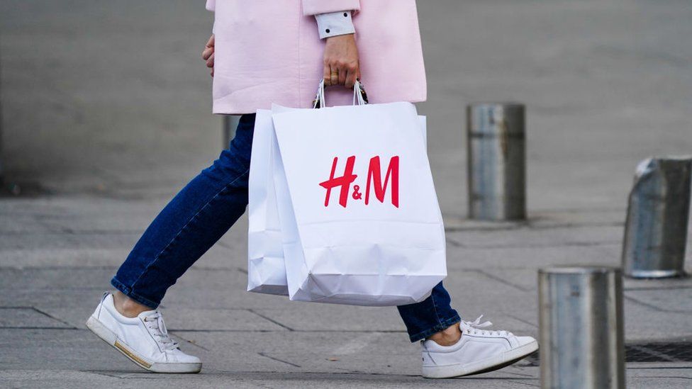 Shopper with H&M bag