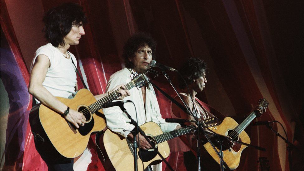 Ронни Вуд, Боб Дилан и Кейт Ричардс выступают на Live Aid