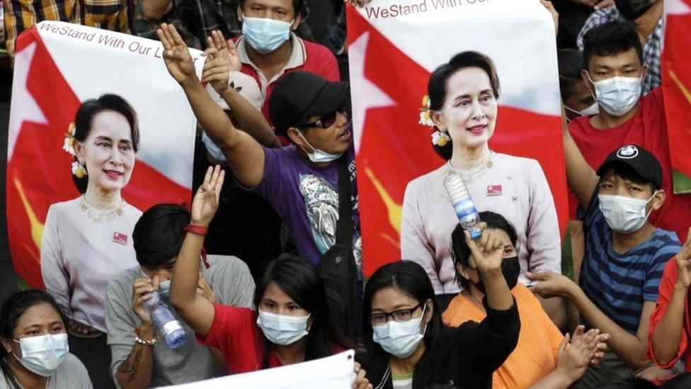 Демонстранты показывают салют тремя пальцами в Янгоне, Мьянма