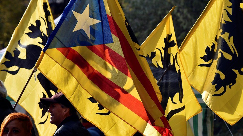 Catalan and Flanders flags, held aloft by Puigdemont supporters in Belgium, 12 Nov 17