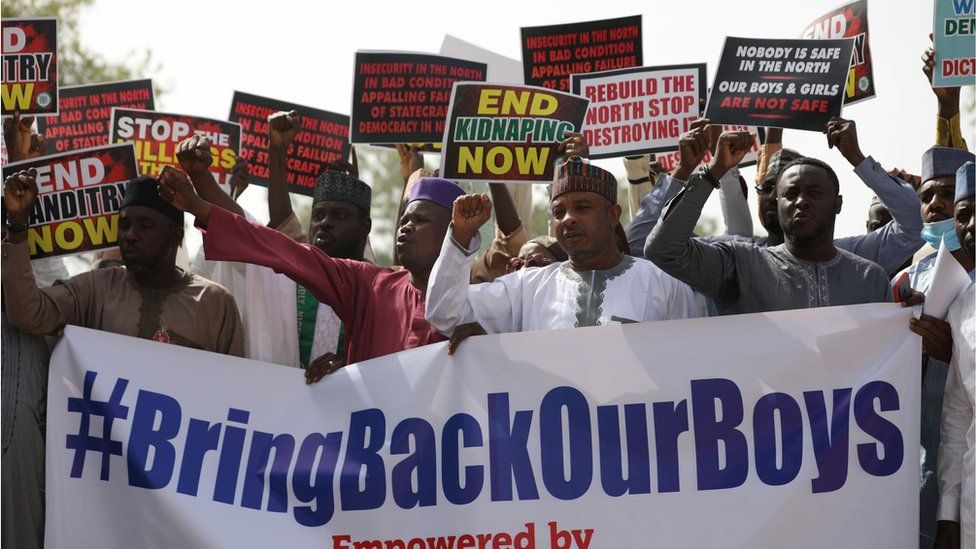 Сторонники митинга «Коалиция северных групп» (CNG), призывающие власти спасти сотни похищенных школьников, в северо-западном штате Кацина, Нигерия, 17 декабря 2020 г. -