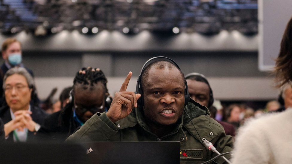 Делегат от Демократической Республики Конго жестикулирует после того, как ему сказали, что это не был формальный отказ от предложенных соглашений во время пленарного заседания по завершении Конференции Организации Объединенных Наций по биоразнообразию