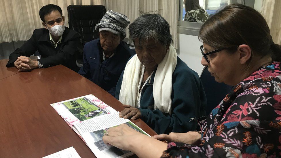 La policía de North Yorkshire con los padres de Lamduan, Buasa y Joomsri Seekanya