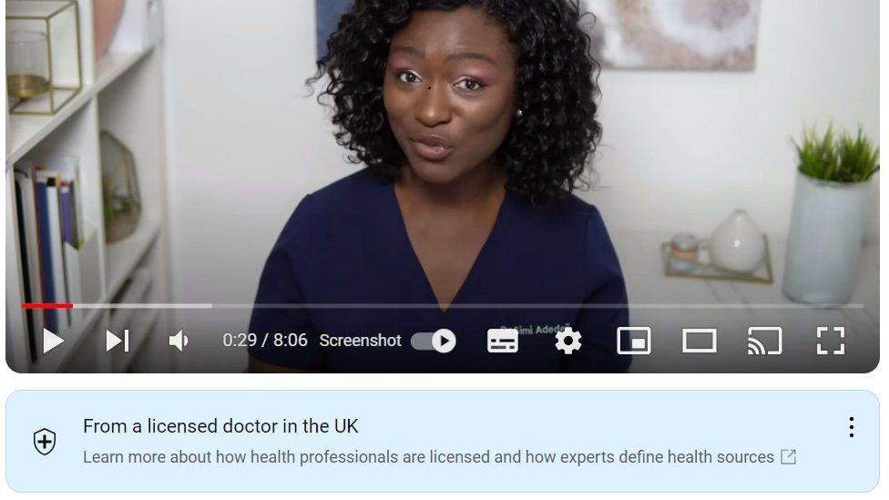 Видео доктора Сими Адедеджи на YouTube, под видео есть тег «от лицензированного врача из Великобритании»