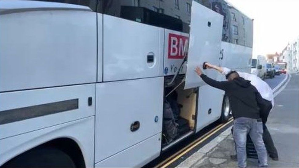 The bus used to transport the migrants from Newquay.