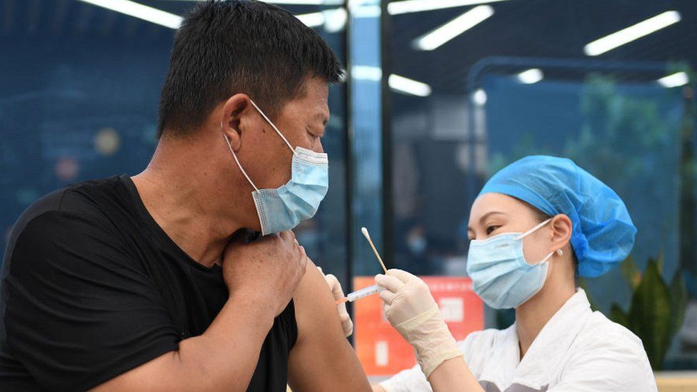 Мужчина получает вакцину против Covid в Ханчжоу, провинция Чжэцзян