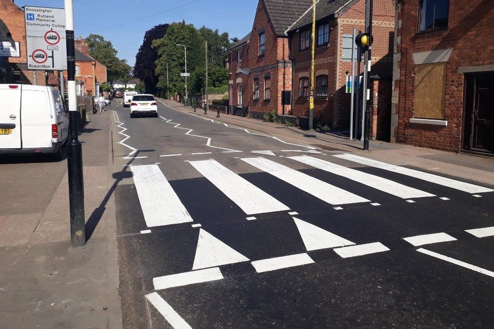 UK's first' 3D zebra crossing created in St John's Wood - BBC News