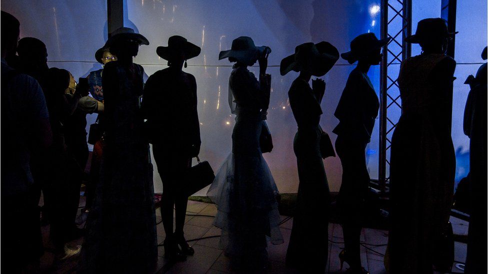 Un groupe de mannequins attend patiemment quelques instants avant un spectacle à l'hôtel Radisson Blu pendant la Semaine de la mode de Dakar à Dakar, Sénégal.