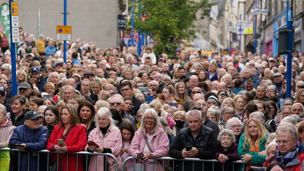 Crowds in Dunfermline