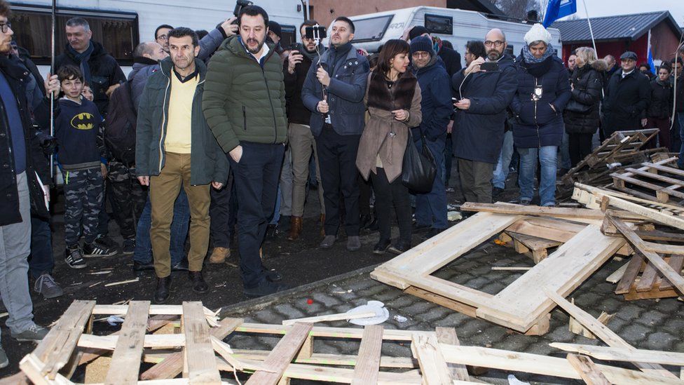 Matteo Salvini began the electoral campaign at the Gypsy camp of Via Germagnano, on the outskirts of Turin, on February 1, 2018