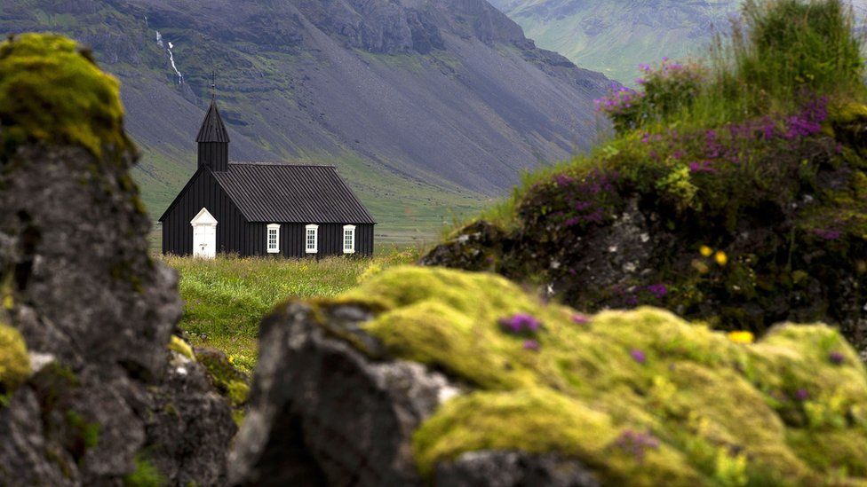 старая церковь Будира, небольшая деревушка среди лавовых полей на полуострове Снафеллснес, западная Исландия - июль 2014 г.