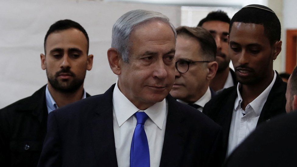 El primer ministro israelí, Benjamin Netanyahu, asiste a su juicio por corrupción en el Tribunal de Distrito de Jerusalén (25 de junio de 2023)