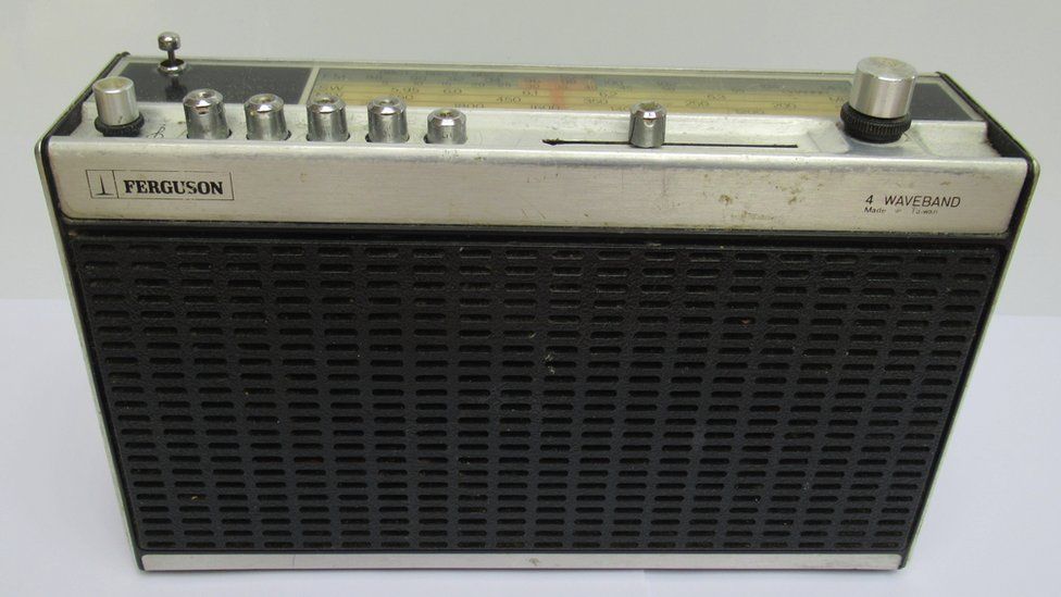 Radio o 1978; Ferguson Model 3188, pedwar band tonfeddi (Hir/ Canolig / Byr a FM). Gellir ei bweru gan drydan neu fatri