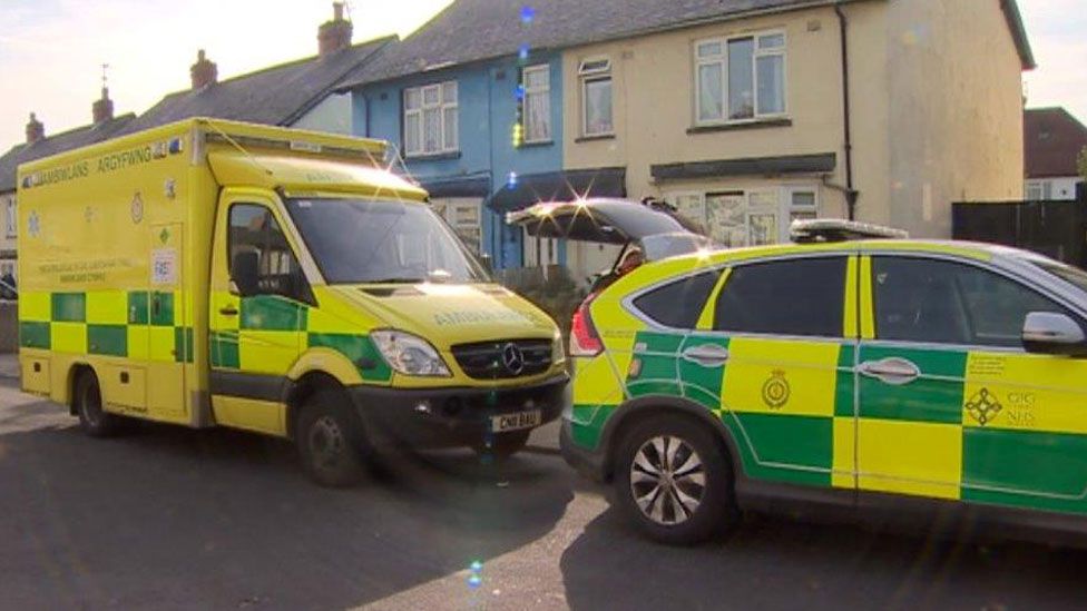 Ambulance response times: Only Wales sees improvement - BBC News