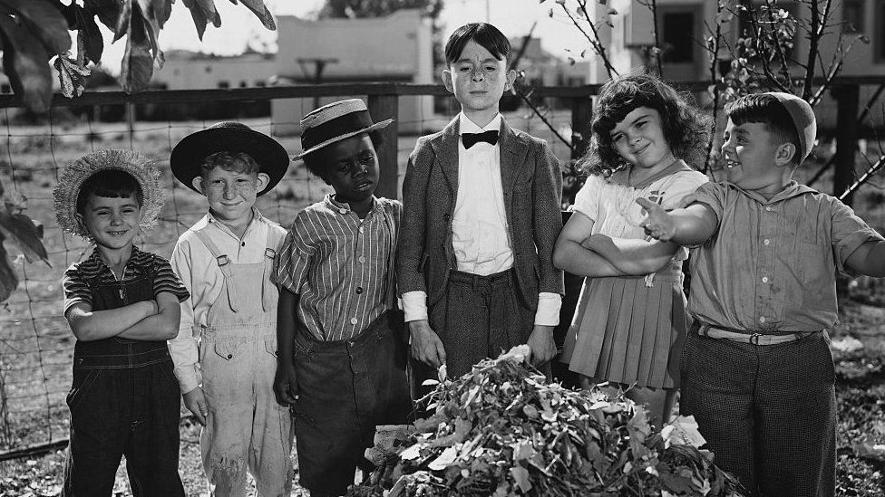 Spanky and the other gang members proudly show Cornelius Smythe, whom they think is Alfalfa, the clean yard. Gang members from left: Mickey (Robert Blake), Percy (Leonard Landy), Buckwheat (Billie Thomas), Cornelius Smythe (Carl 'Alfalfa' Switzer), Darla (Darla Hood), and Spanky (George McFarland).