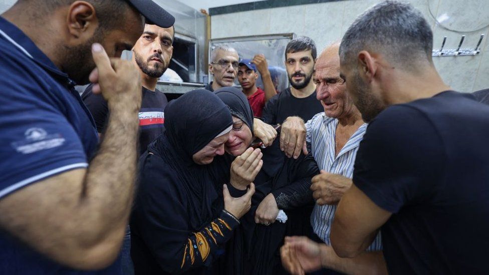 Родственники оплакивают палестинца, убитого в перестрелке с израильскими войсками (16.08.21)