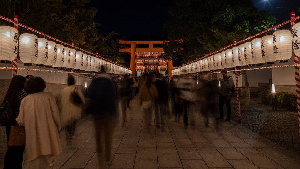 Туристы посещают храм Фусими Инари-тайся в Киото ночью