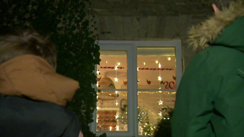 cirencester-village-turned-into-real-life-advent-calendar-bbc-news