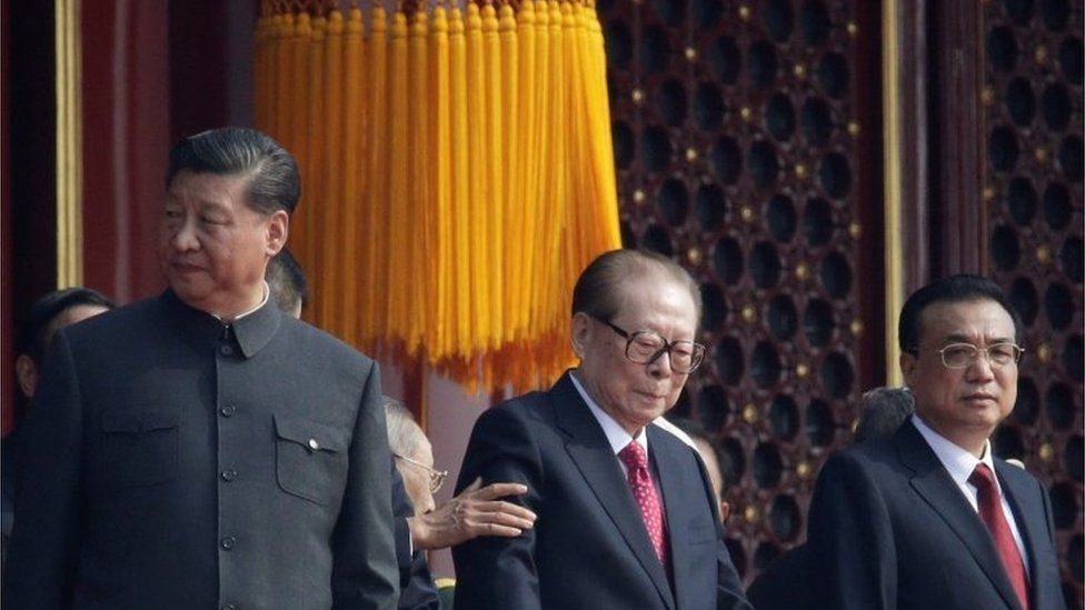 Председатель КНР Си Цзиньпин стоит рядом с бывшим президентом Цзян Цзэминем и премьер-министром Ли Кэцяном на воротах Тяньаньмэнь перед военным парадом, посвященным 70-летию основания Китайской Народной Республики, в Национальный день в Пекине, Китай, 1 октября 2019 года.