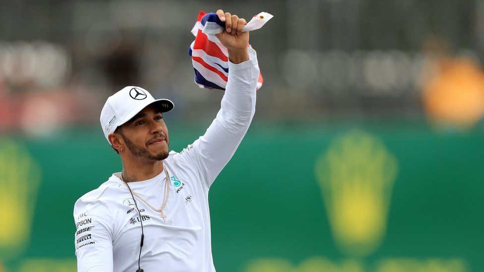Lewis Hamilton apologises for 'boys don't wear dresses' remark - BBC News