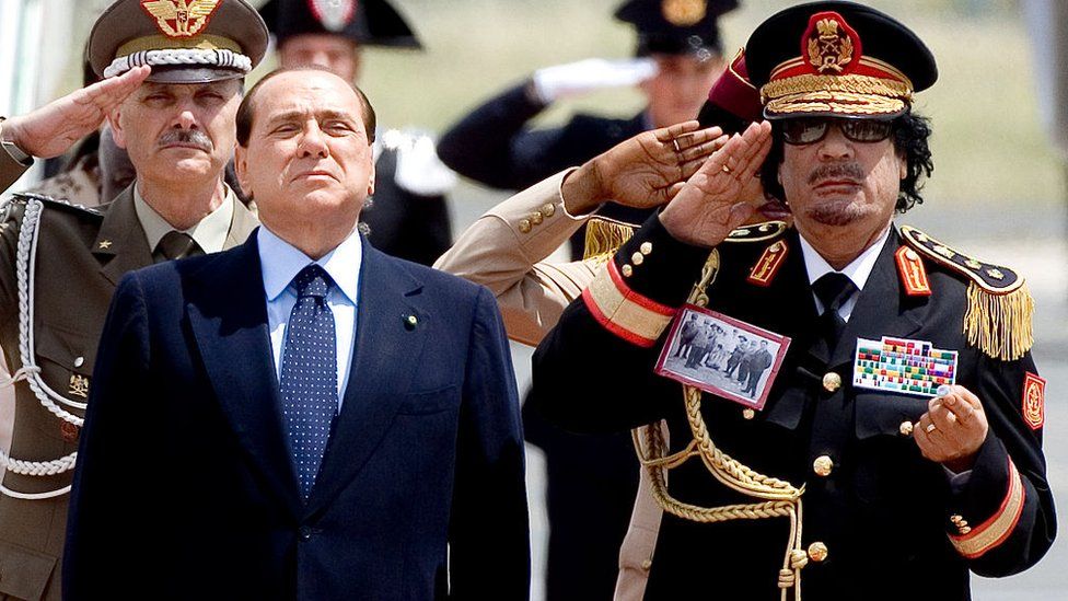 Silvio Berlusconi welcomes Muammar Gaddafi at Ciampino airport (archive image)