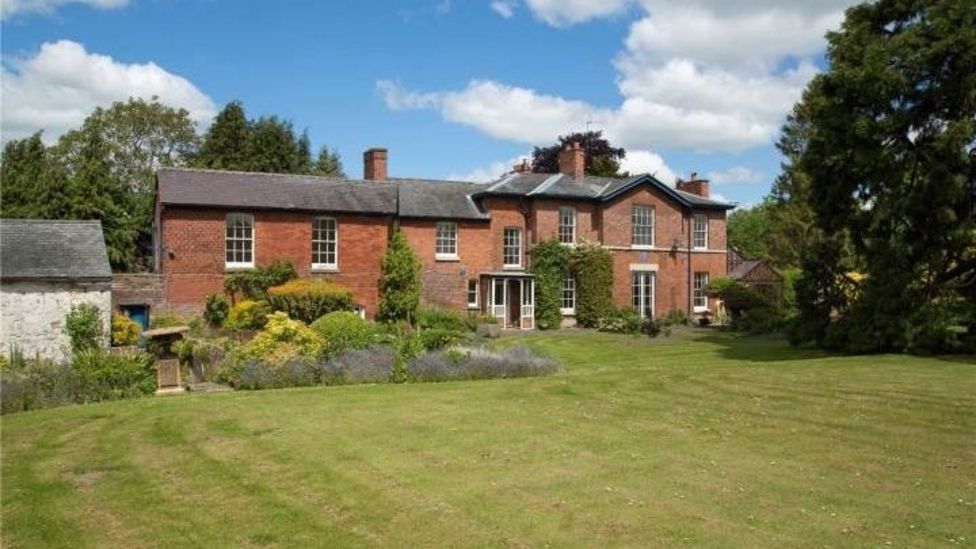 Wilfred Owen statue unveiled in Oswestry BBC News