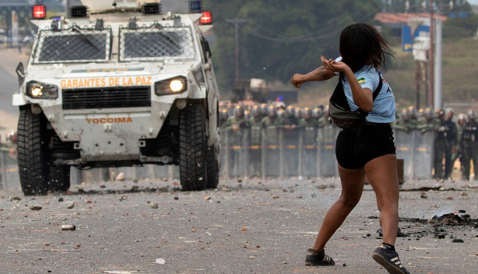 Venezuelan demonstrators clash with the Bolivarian National Guard on border with Brazil