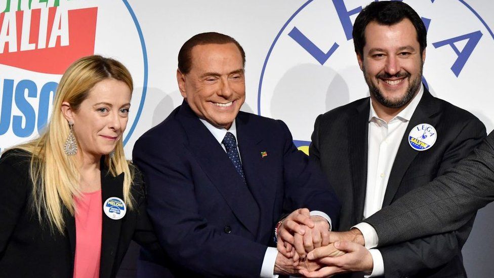 Giorgia Meloni, President i partisë Brothers of Italy, Silvio Berlusconi, Lideri i partisë së djathtë italiane Forza Italia (Shko në Itali) dhe kreu i Ligës Veriore Matteo Salvini pozojnë pas mbërritjes në Tempio di Adriano në Romë më 1 mars 2018.