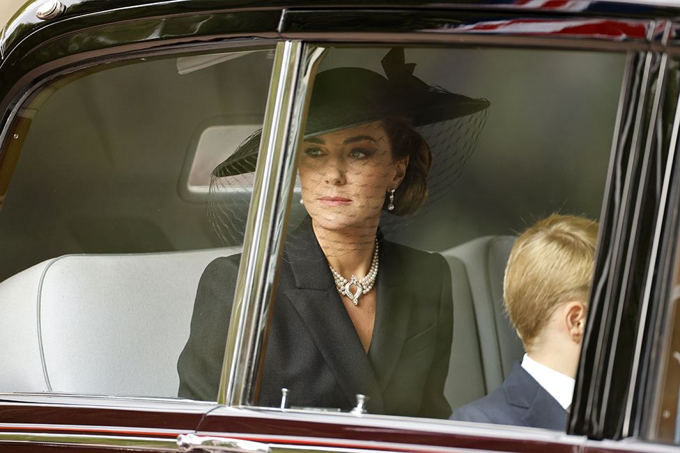 Меган, герцогиня Сассекская, Камилла, королева-консорт, принцесса Шарлотта Уэльская и Софи, графиня Уэссекская, наблюдают за похоронным кортежем королевы на государственном артиллерийском лафете Королевского флота, который отправляется из Вестминстерского аббатства 19 сентября 2022 года в Лондоне.