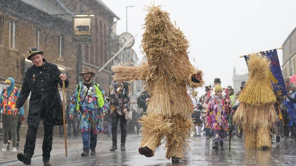 Straw Bear Festival returns to Whittlesey streets after Covid hiatus - BBC  News