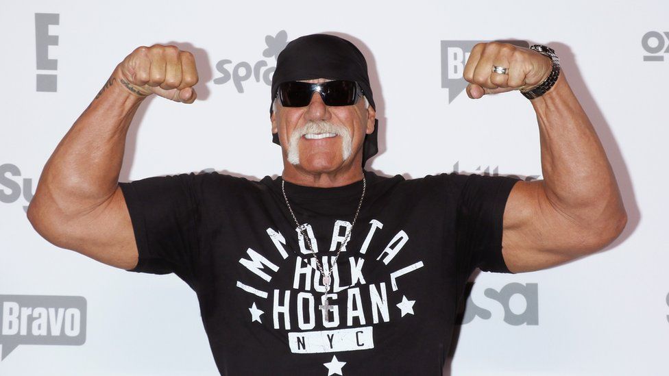 Hogan posing for photographers