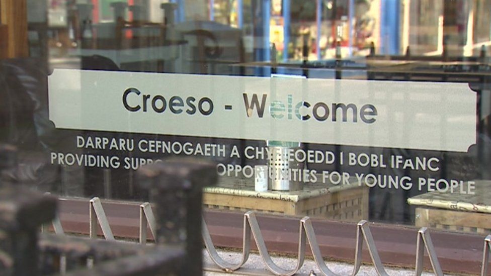 A 'Croeso/Welcome' sign at Gisda