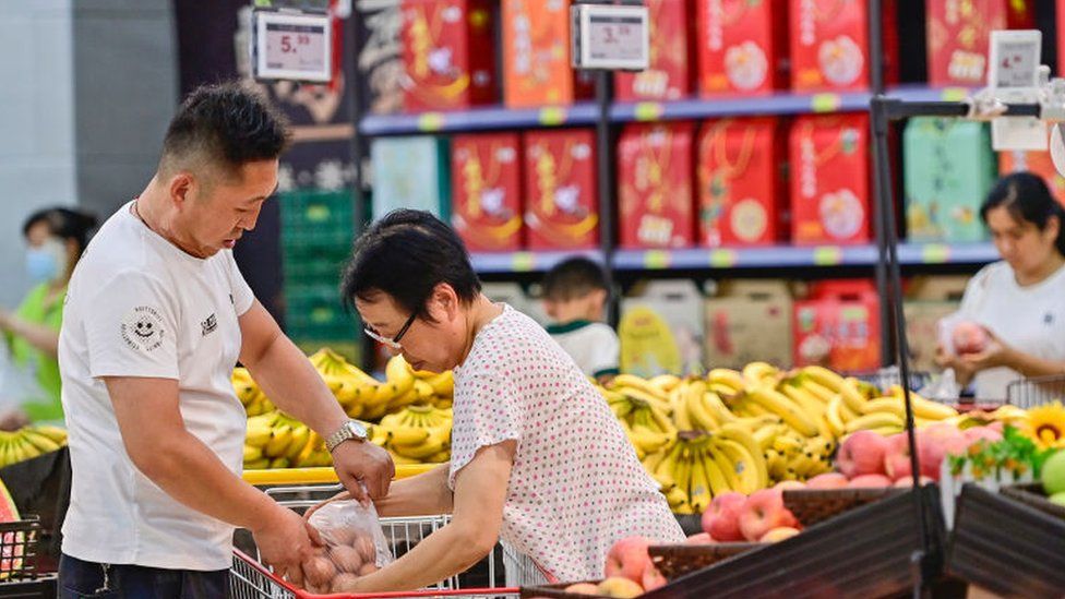 Покупатели делают покупки в супермаркете в Цинчжоу, провинция Шаньдун, Восточный Китай, 10 июля 2023 г.
