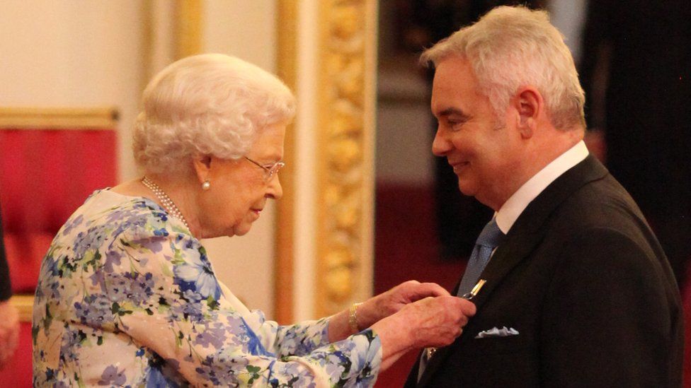 The Queen giving Eamonn Holmes his medal