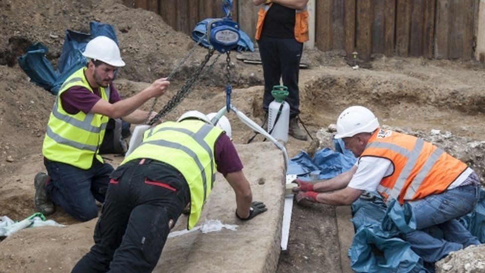 Ancient roman sarcophagus found at London building site - BBC News