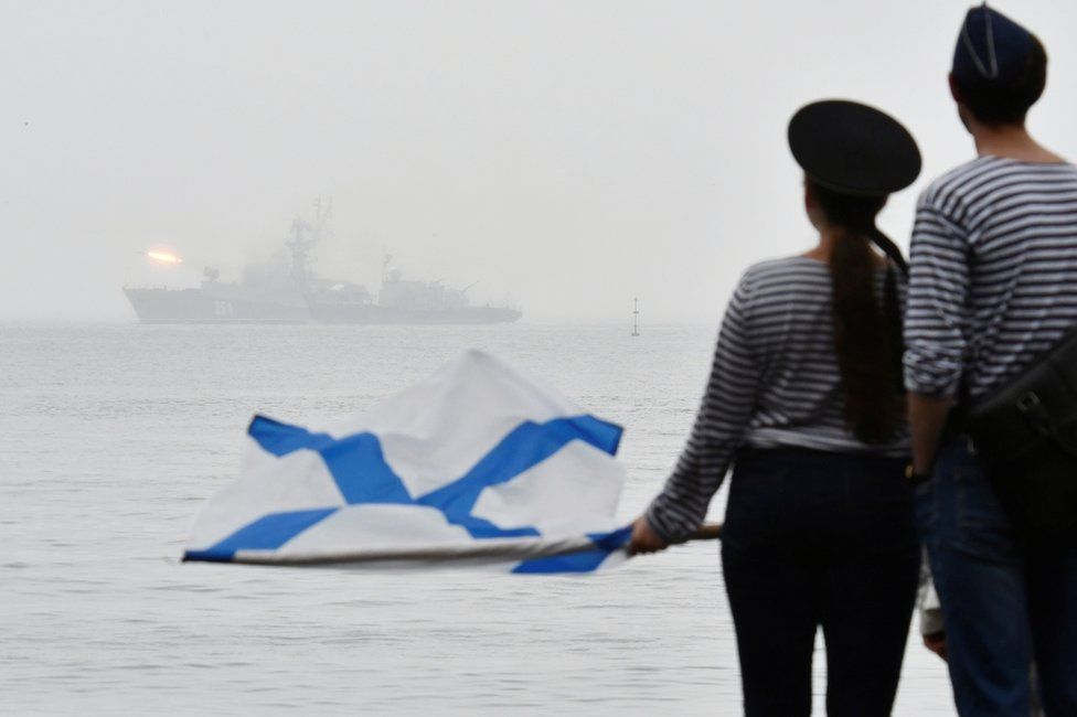 katika eneo la Vladivostok, raia walivalia kama mabaharia kutaza gwaride hilo la meli za kivita za Urusi