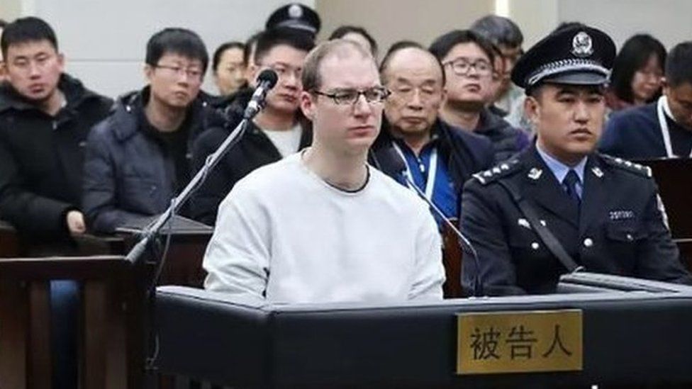 Robert Lloyd Schellenberg (centre) listens during his retrial in Dalian's court. Photo: 14 January 2019