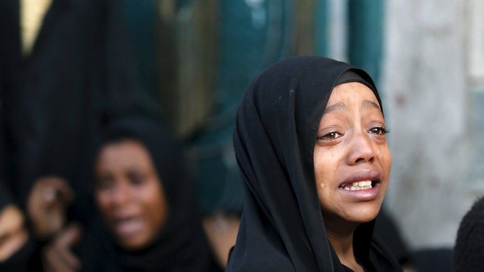 A girl cries after her father is killed in a Saudi-led air strike in Yemen's capital Sanaa (13 July 2015)
