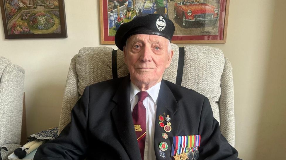 Mansfield 100-year-old D-Day veteran recalls Normandy landings - BBC News