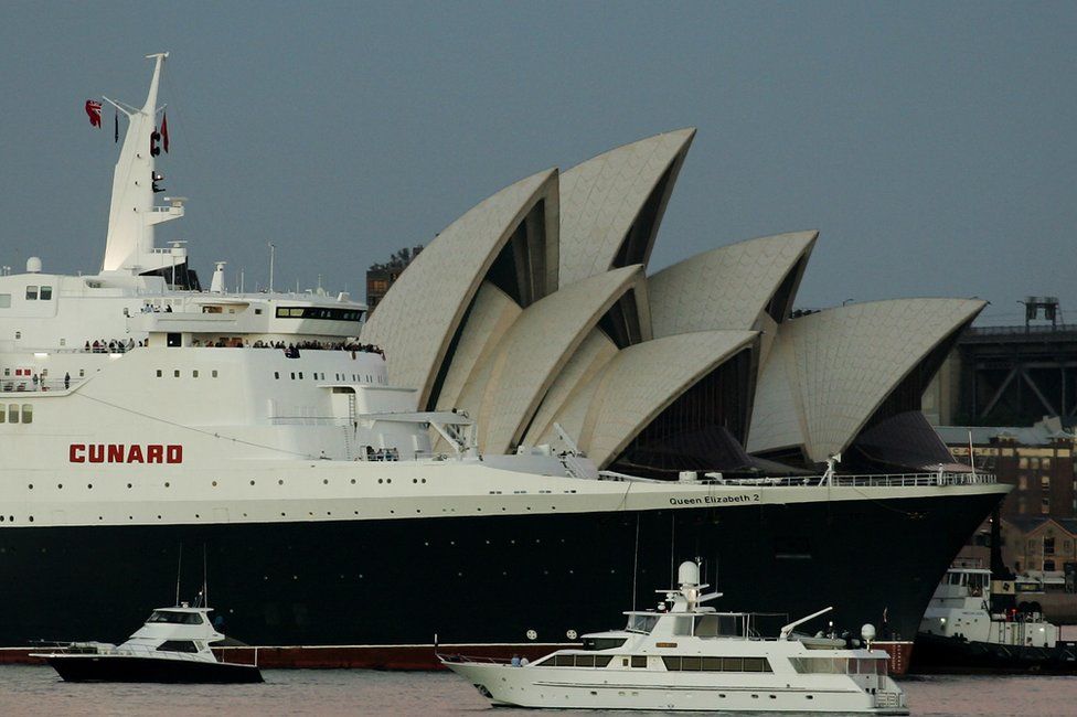 The QE2 in Sydney, shortly before it was taken out of service