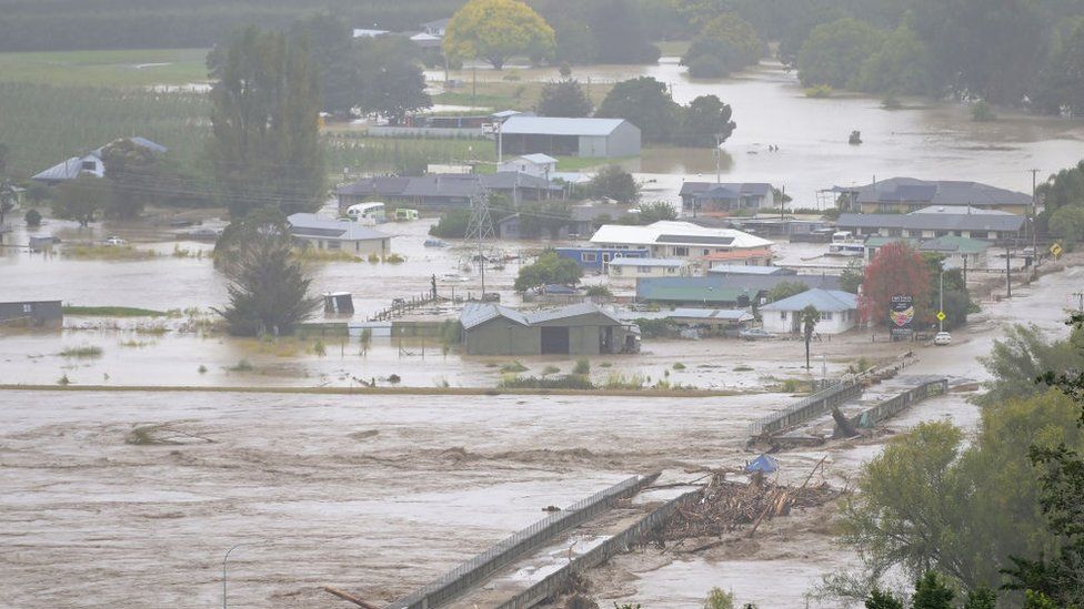 The Waiohiki span  connected  the Tutaekuri River is washed distant  and houses flooded successful  Napier, New Zealand.