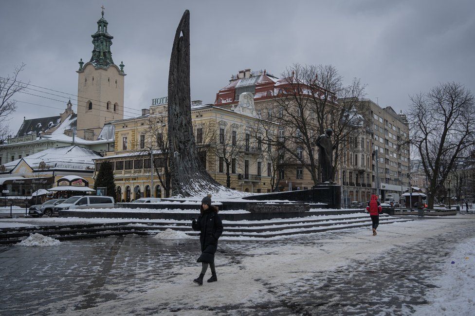 Граждане продолжают свою повседневную жизнь во Львове, который является одним из самых безопасных городов с начала войны между Россией и Украиной, несмотря на случайные сирены и возможные нападения в Украине 17 февраля 2023 года.