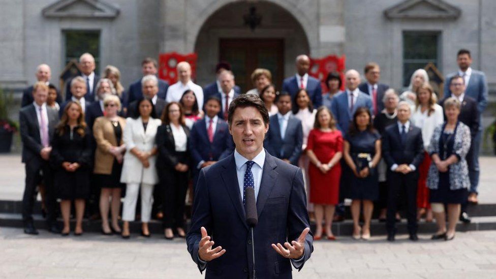 Премьер-министр Канады Джастин Трюдо обращается к средствам массовой информации, поскольку министры кабинета стоят позади него после перестановки в кабинете в Ридо-холле в Оттаве, Онтарио, Канада, 26 июля 2023 г.